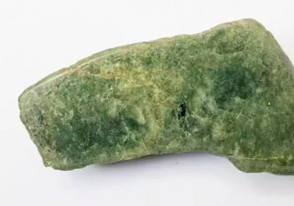 Jadeit daşı - onun sehrli xüsusiyyətləri, Bürclərinə uyğundur Minerallı zərgərlik
